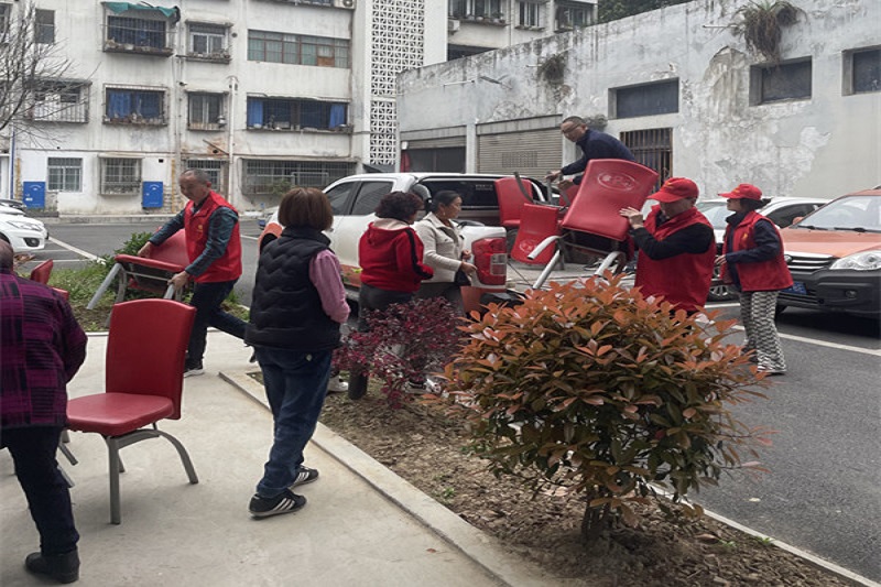 我为群众办实事||党建引领送温暖，，，，，，，，爱心座椅进社区