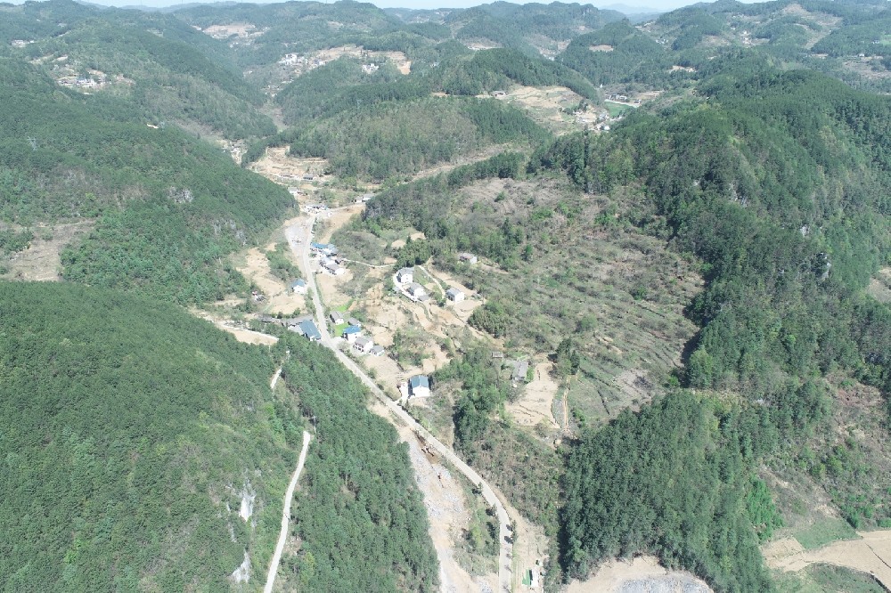 路愈宽，，，，，，，景愈明，，，，，，，可待漫慢行——朝天区曾家镇（曾家场镇至荣乐养生谷）段道路改建工程建设侧记