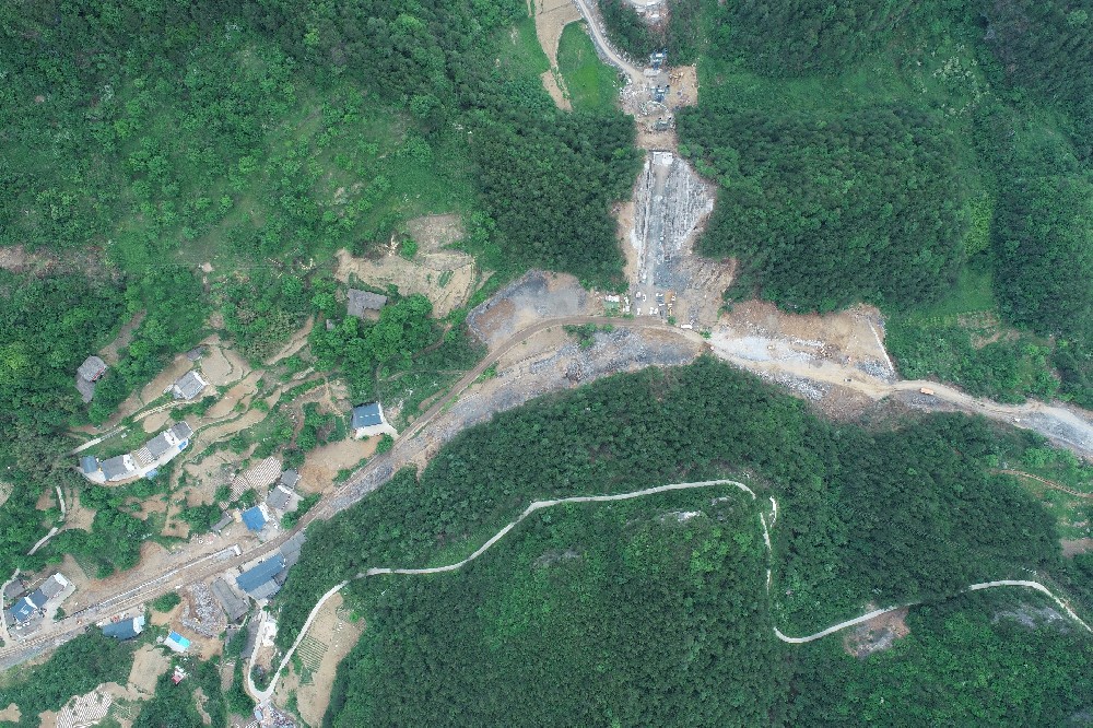 曾荣路改建工程全面提速，，，，，，，跑出建设“加速度”